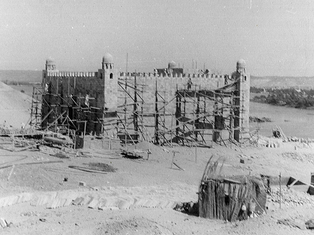 انشاء مقبرة أغاخان بمدينة أسوان